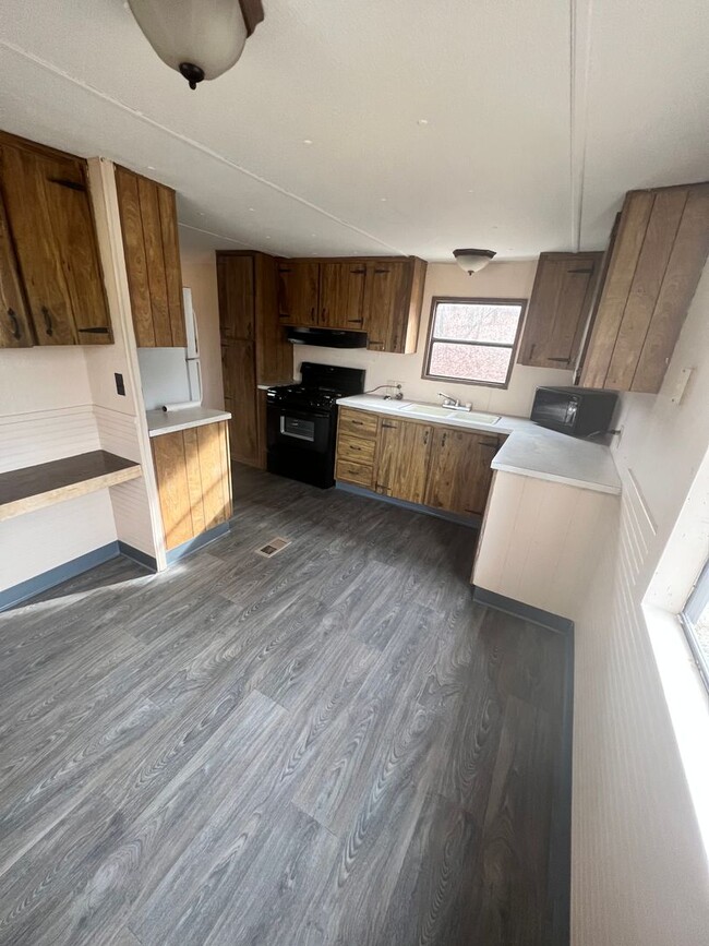 Building Photo - Cozy Mobile Home in Felton!
