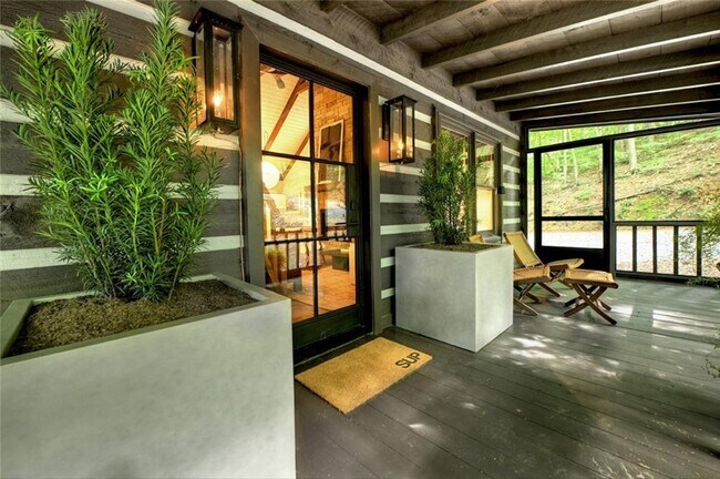 Foto del edificio - 545 Chestnut Ridge Cir