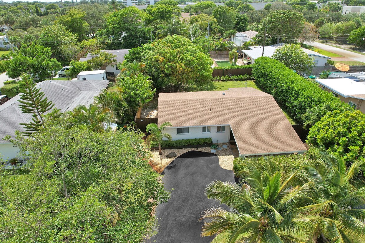 Primary Photo - 4755 NE 5th Ave