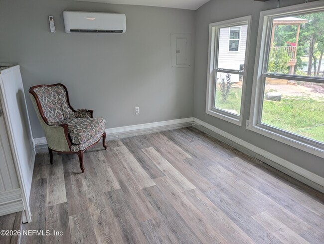 Building Photo - 220 Mirror Lake Dr