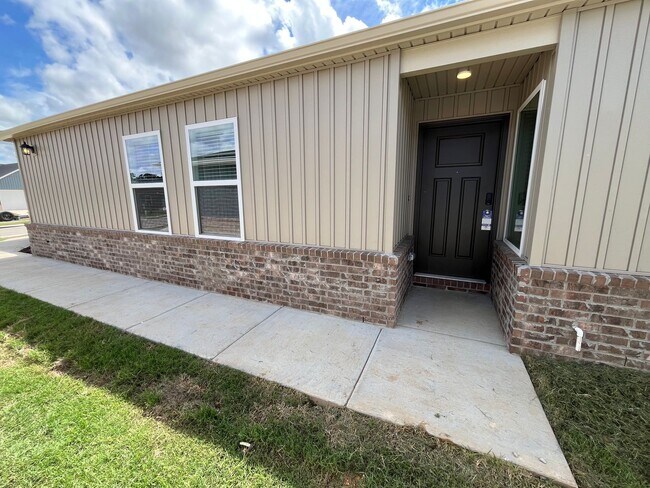 Foto del edificio - *NO RENT until 2026! BRAND NEW FOUR Bedroom Duplex in Bentonville