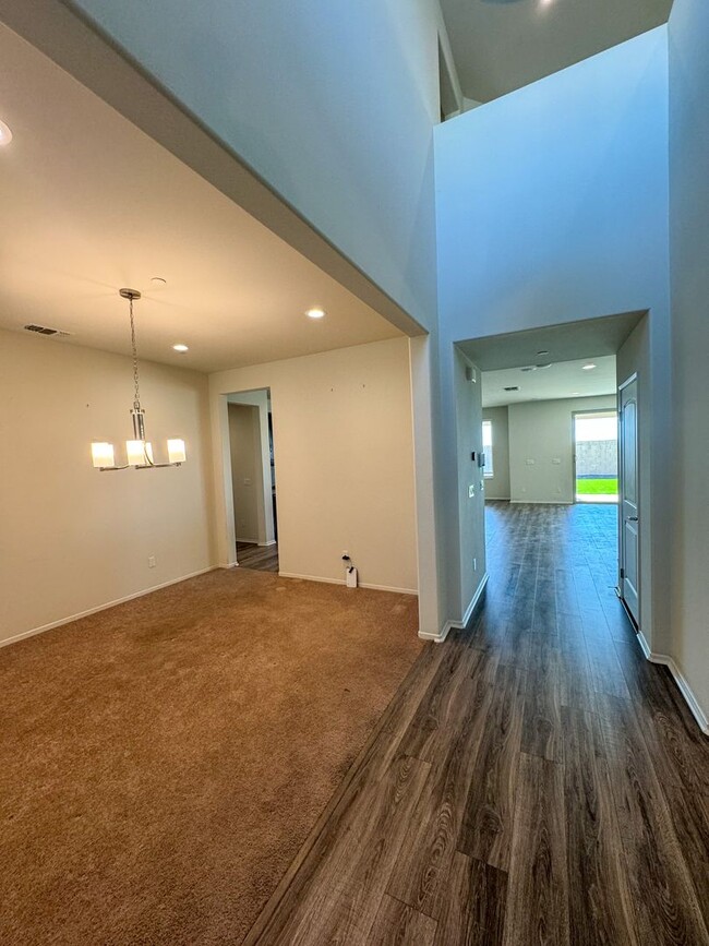 Building Photo - 5 bedroom 4 bathroom Perris home for LEASE!