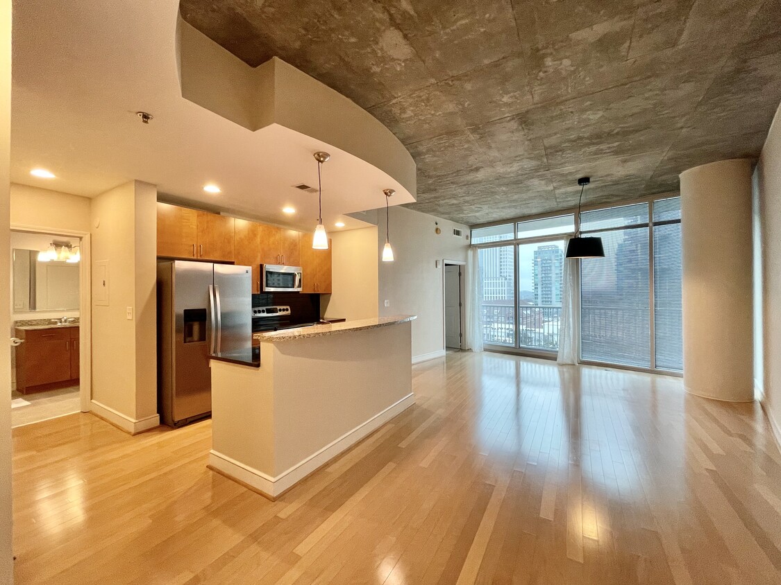 Spacious Open Layout with Kitchen Island Breakfast Bar - 950 W Peachtree St NW