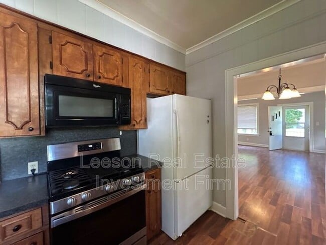 Building Photo - 225 E Elmwood St