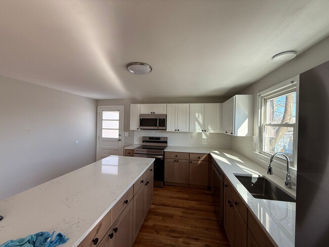 Foto del edificio - Recently updated 3 Bed 1 Bath Single Family House available February 1st!