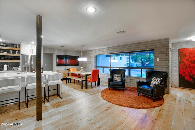 Foto del edificio - 4108 E Mitchell Dr