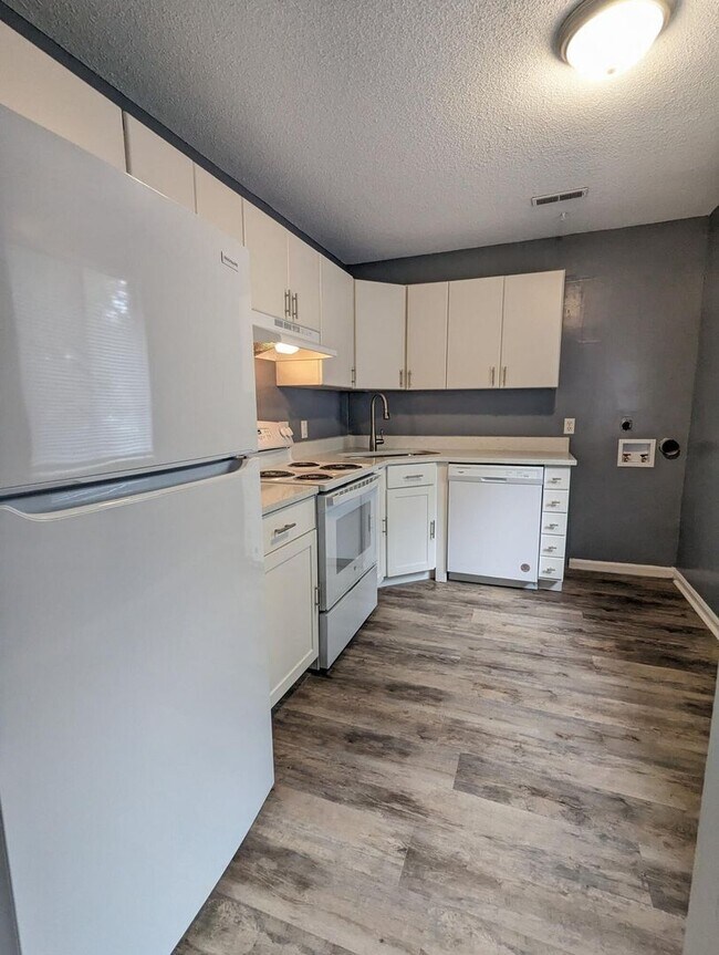 Foto del edificio - Private Fenced Yard + 3BR Townhome – Great Location!