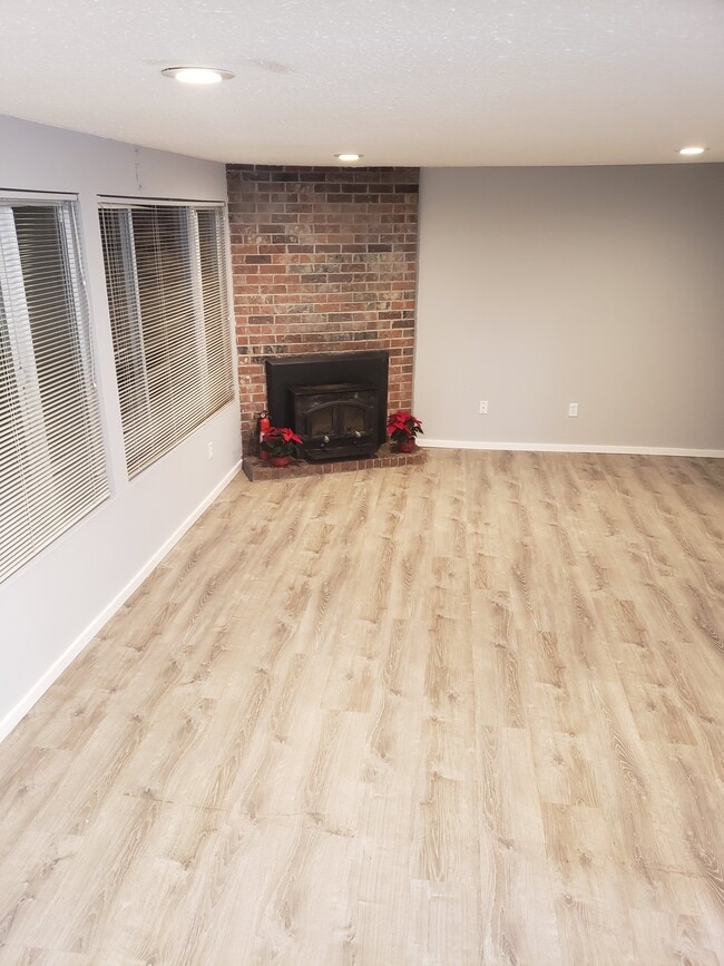 Building Photo - 14010 SE Newport Way