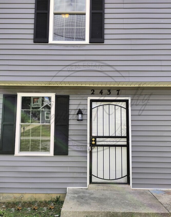 Primary Photo - Two Bedroom Townhouse with deck near Trini...