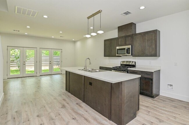 Building Photo - 2204 Wavell St