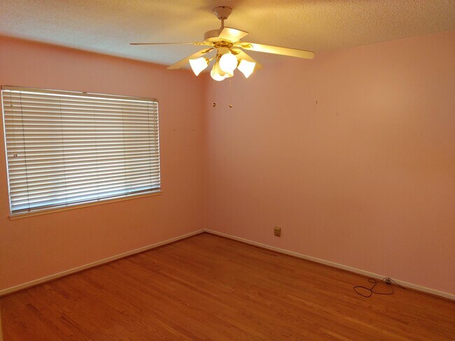 Building Photo - 927 Latchford Ave