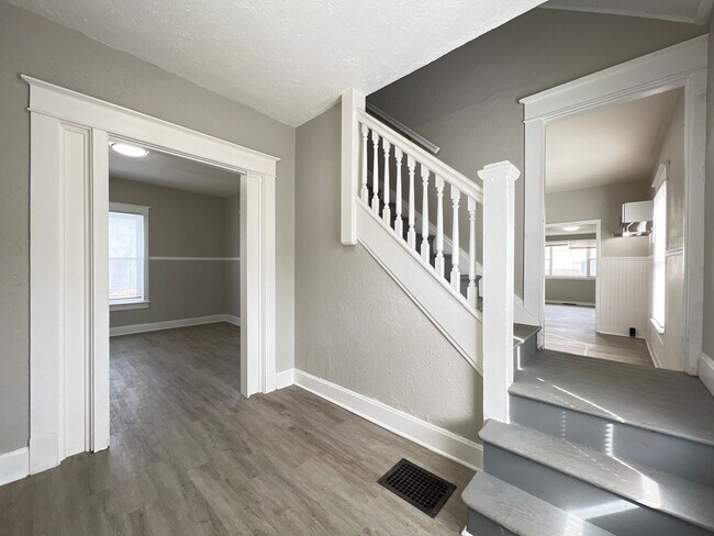 Foto del edificio - Charming Single-Family Home on Clark **Mov...