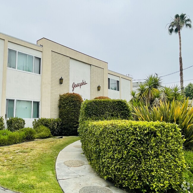 Foto principal - 10851 Moorpark St