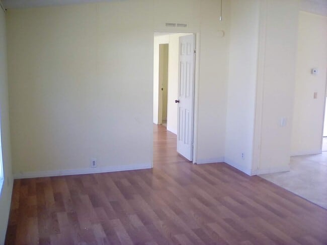 La sala de estar se conecta con el dormitorio principal. - 560 Fleetwood St