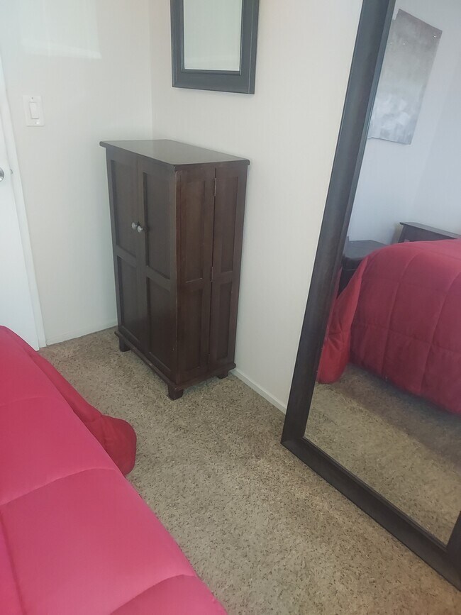 Aparador - 2100 W Palmyra Ave
