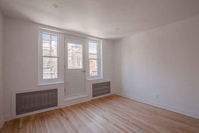 Building Photo - 2105 Chomedy Street