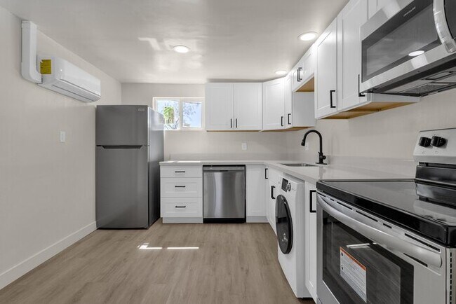 Building Photo - Brand new renovation in the heart of downt...