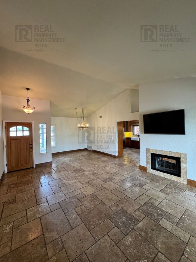 Foto del edificio - Spacious & Stylish Living in the Heart of Lake Elsinore