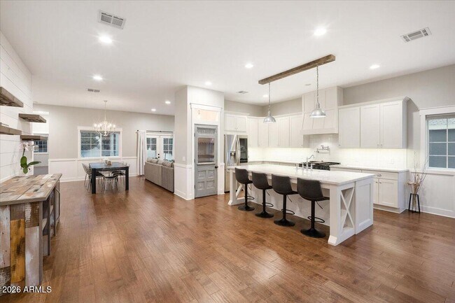 Foto del edificio - 4311 E Earll Dr