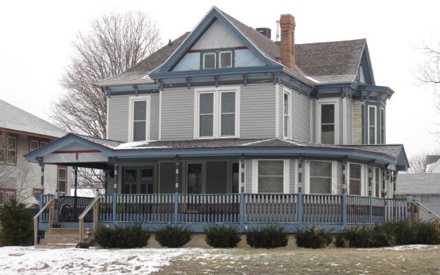 Walk downtown! Free snow and lawn care and CFU Internet - 720 Main Street