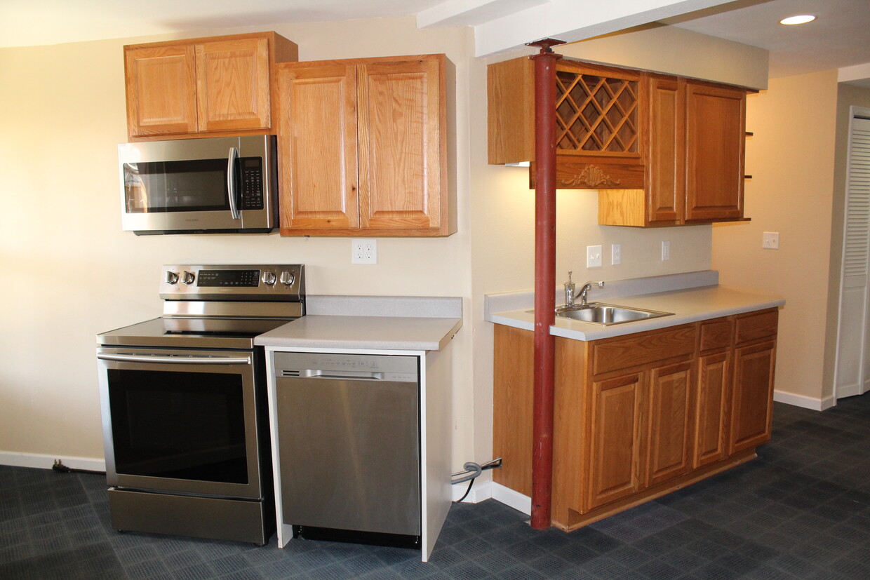 All new kitchen appliances - 664 Somerset Dr