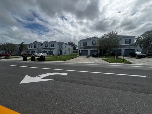 Foto del edificio - Move IN NOW! Amazing views- Corner 2 story...