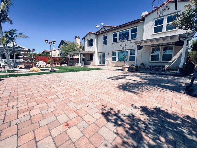 Building Photo - Arrowhead Golf Course Oceanside 5 Bedroom Home