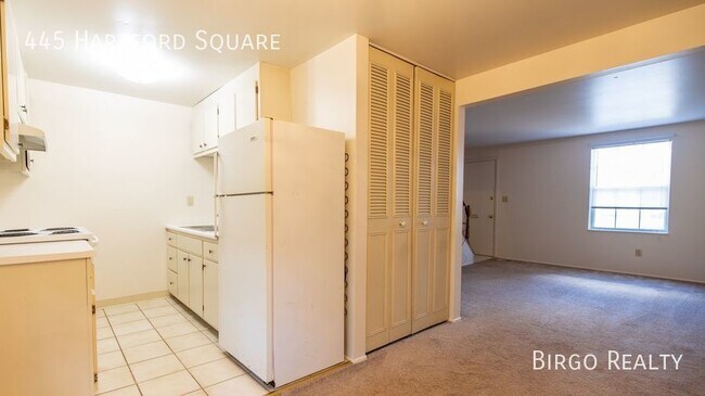 Building Photo - A Comfortable 2 Bed/1 Bath TOWNHOUSE in NE...