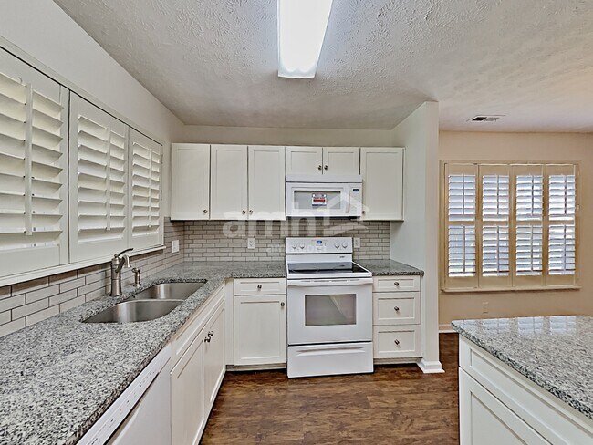 Foto del edificio - 7320 Middlebrook Cir