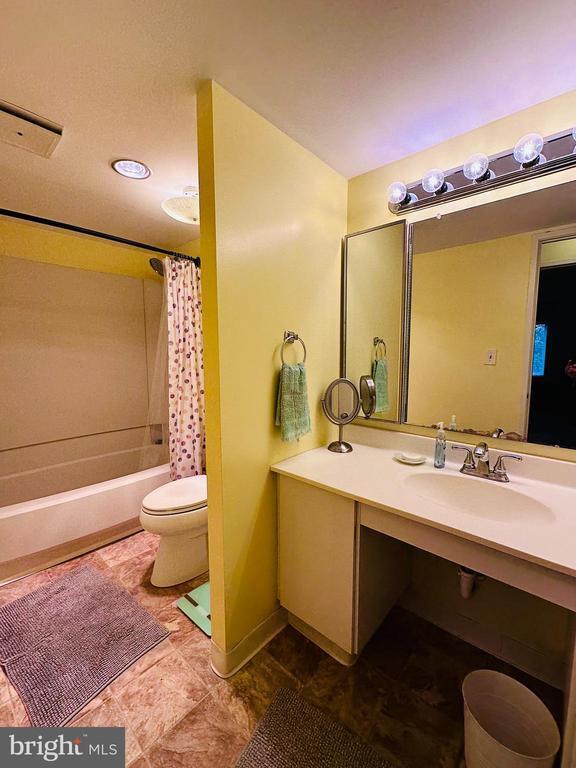 Foto del edificio - 8370 Greensboro Dr