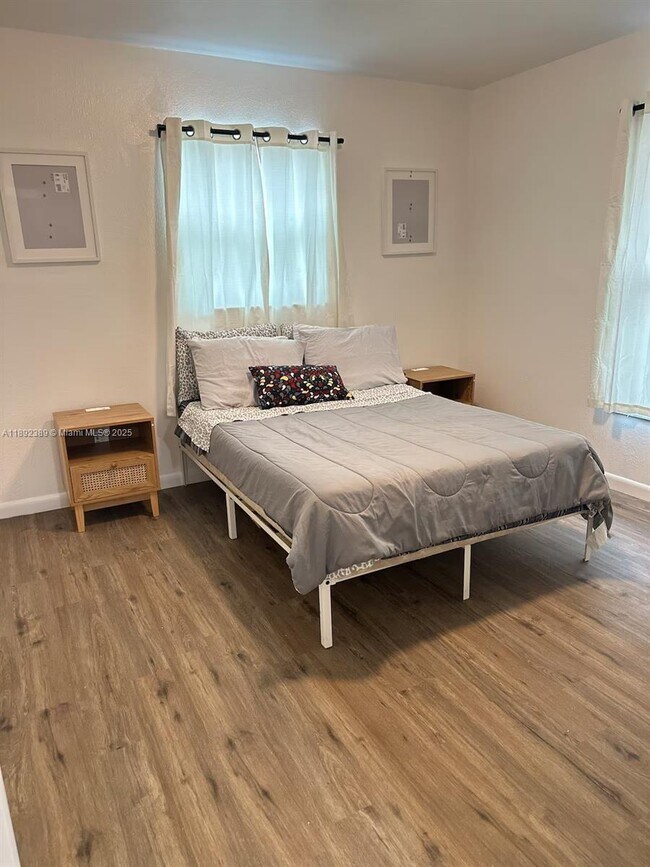 Building Photo - 4600 SW 9th Ave