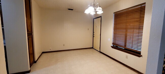 Foto del edificio - 3006 Hilldale Dr