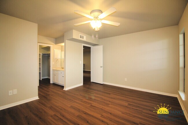 Foto del edificio - Beautiful Fully Renovated 2 Bedroom Townhouse