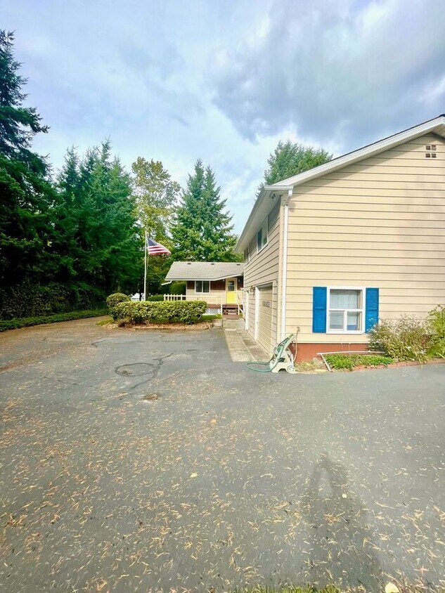 Fantastic 3 bedroom, split level home in B... House for Rent in