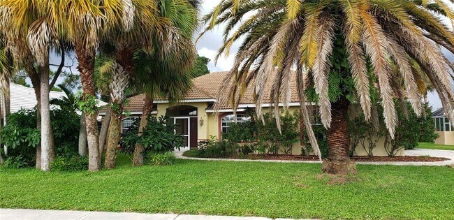 Building Photo - 494 Lake of the Woods Dr