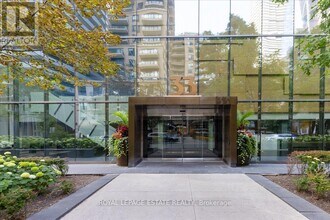 Building Photo - 33 Charles St E