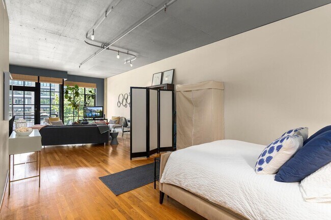 Foto del edificio - McKenzie Lofts - 4th floor south facing studio w/parking/storage/covered balcony