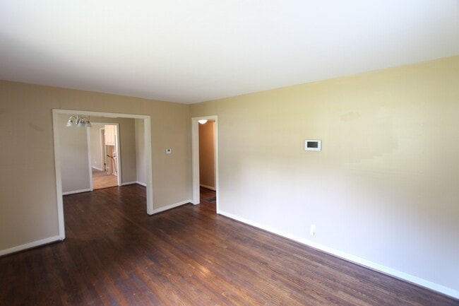 Building Photo - 3 Bedroom 1 Bath PLUS Large Den - New On T...