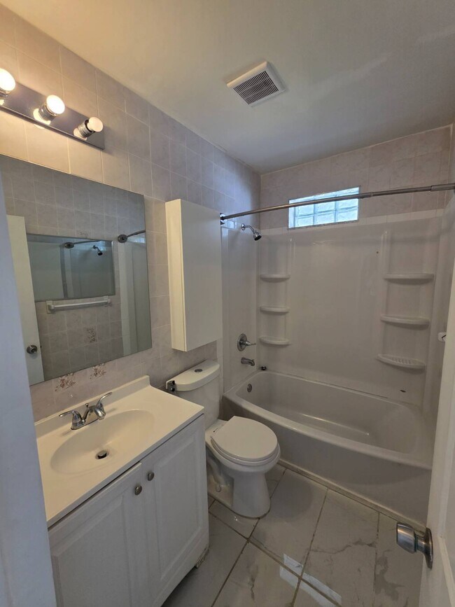 Foto del edificio - 1475 W 31st St