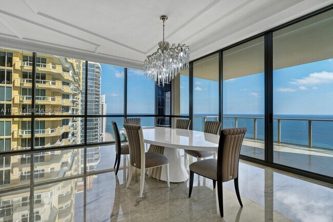 Foto del edificio - 17749 Collins Ave