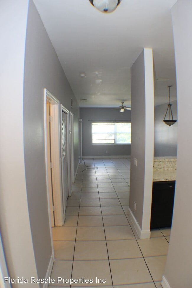 Building Photo - 607 SE 13th Pl