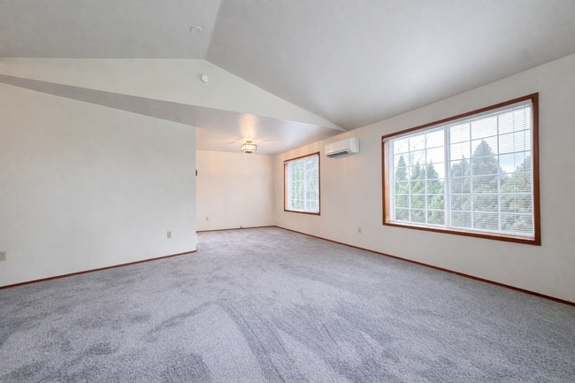 Building Photo - Country Living