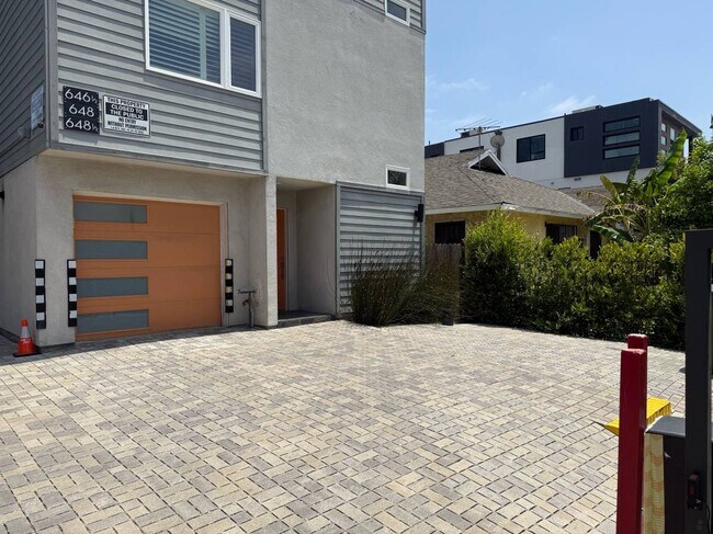 Foto del edificio - 646 N Serrano Ave