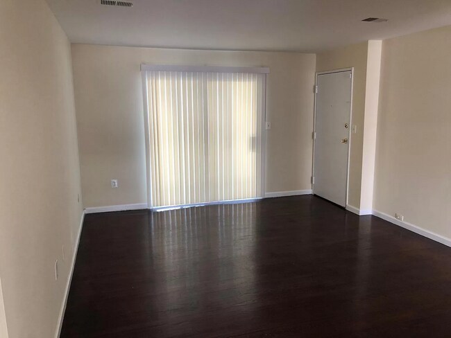Building Photo - 311 N Oaks Blvd