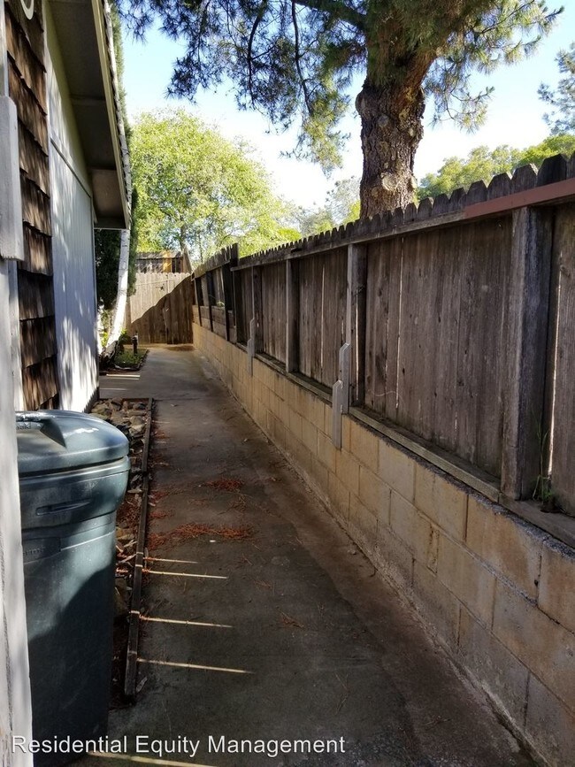 Building Photo - 3381 La Canada Dr