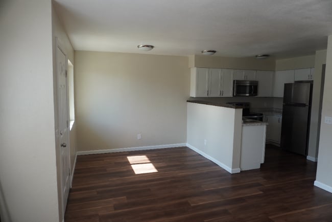 Building Photo - 3953 N Palm Grove Dr