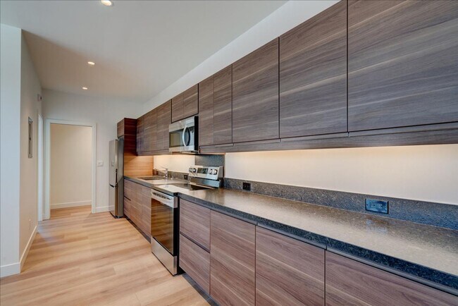 Foto del edificio - **Modern Comfort Meets Historic Charm in S...