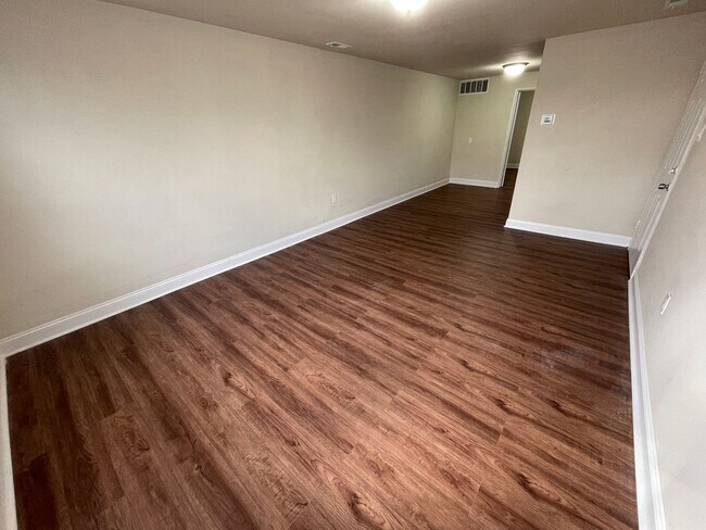 Foto del edificio - NEWLY RENOVATED 1 BEDROOM 1 BATHROOM APART...