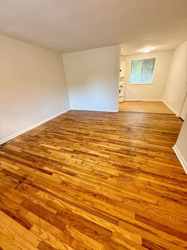 Foto del edificio - 2 BR 1 Bath Duplex with convenient airport...