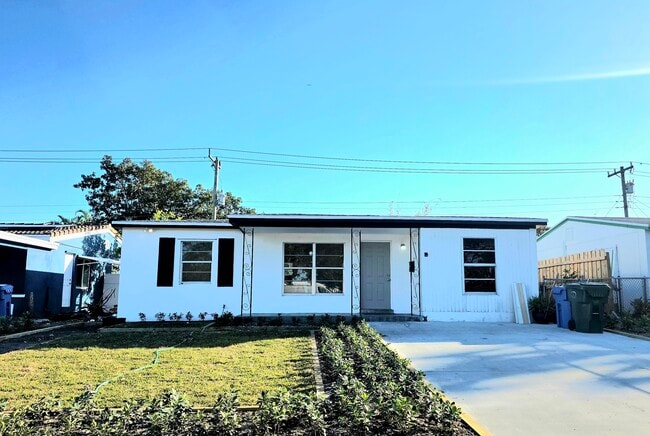 Front of the property with 4 parking spots - 250 NE 51st St